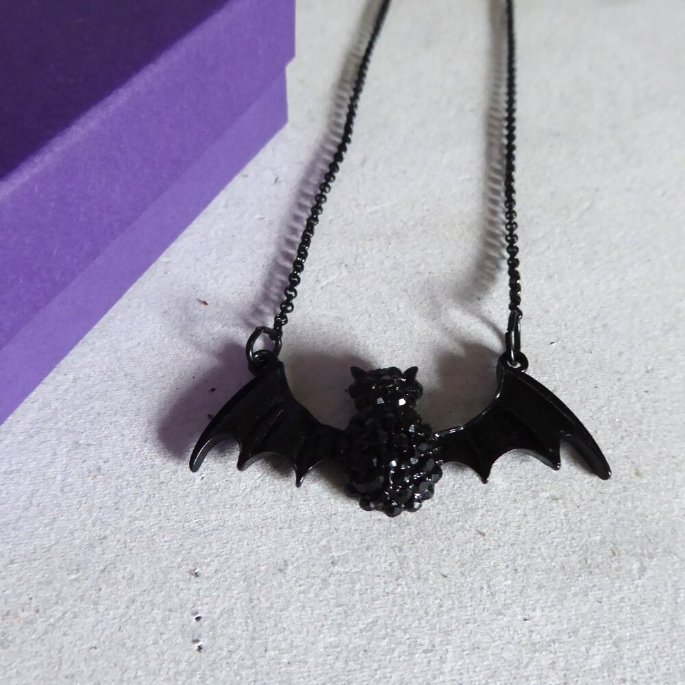 NEW 18” GOTHIC BEJEWELED VAMPIRE BAT WITH RED EYES CHOKER NECKLACE